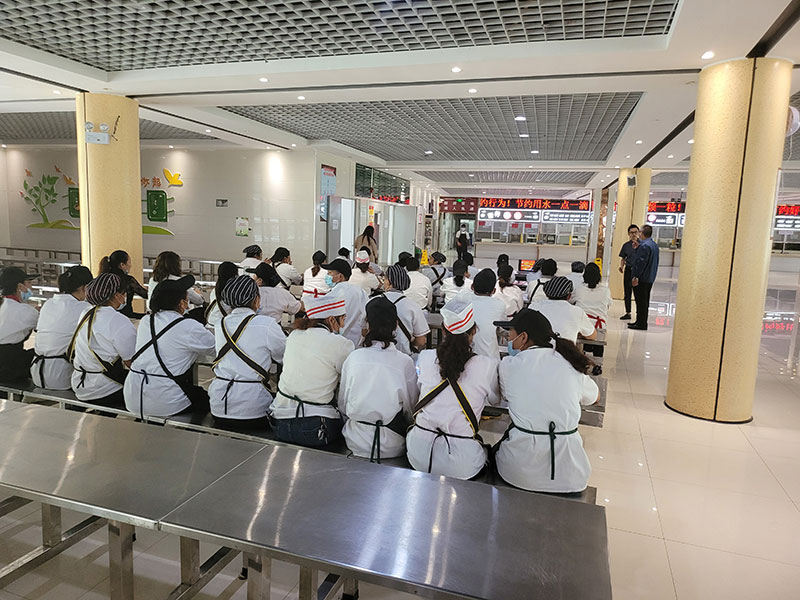貴州省全民消防宣傳服務中心六盤水分中心對五中食堂召開消防安全培訓會