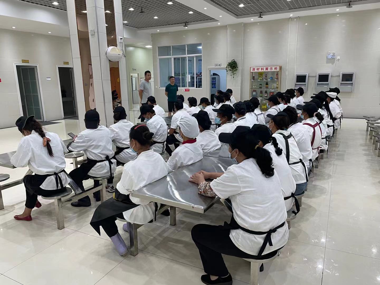 8月23日給四中二食堂員工召開第三季度開學開餐安全工作會議