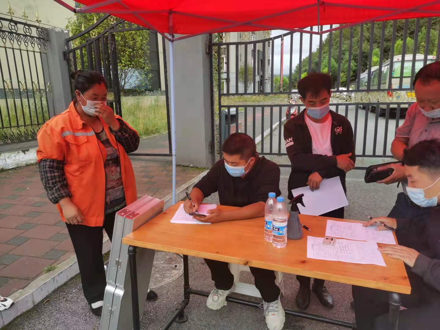 8月13日旭峰物業對三所學校后勤人員分批招聘面試?