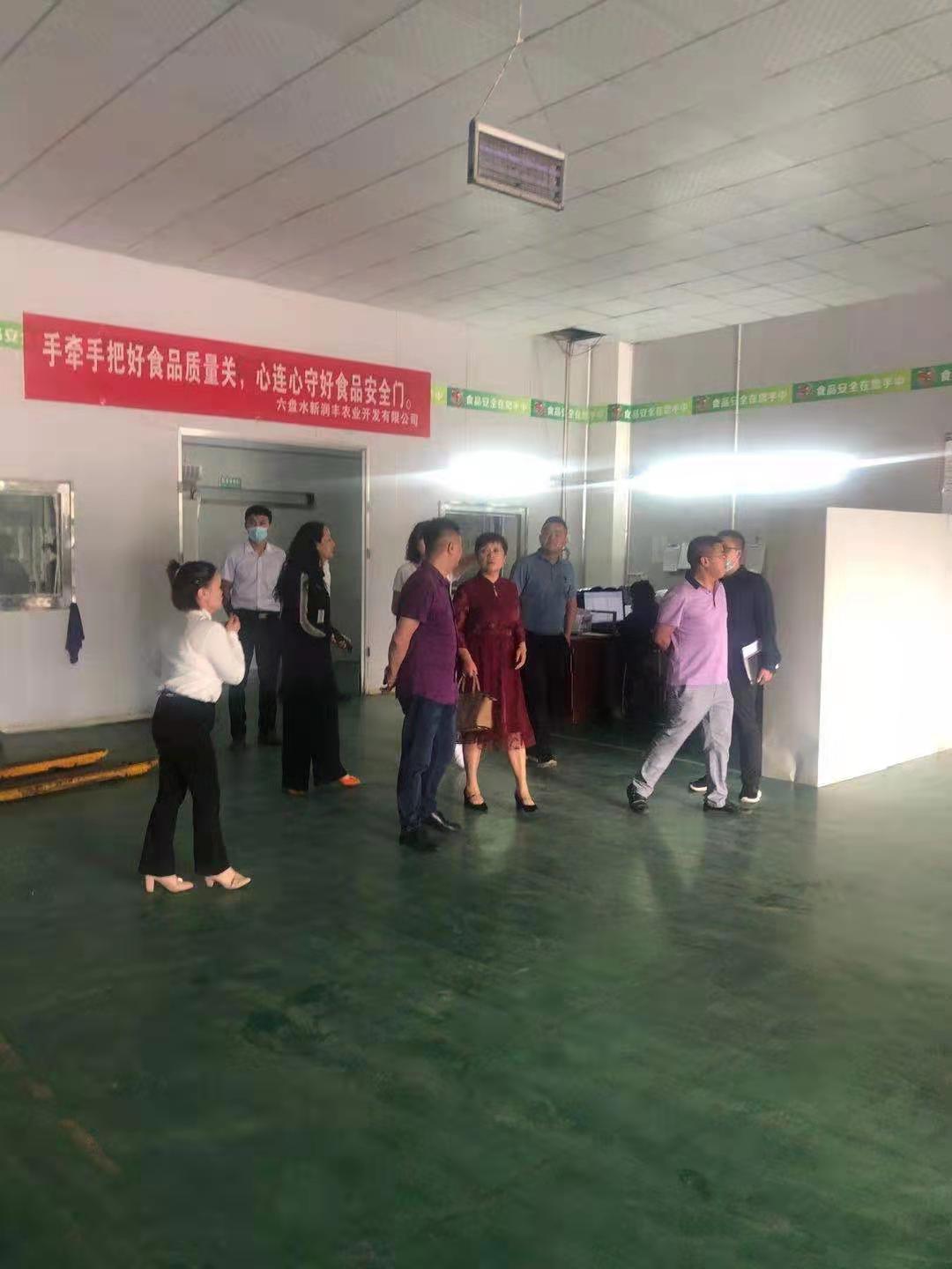 8.17王總與王委員到食材配送基地實地考察