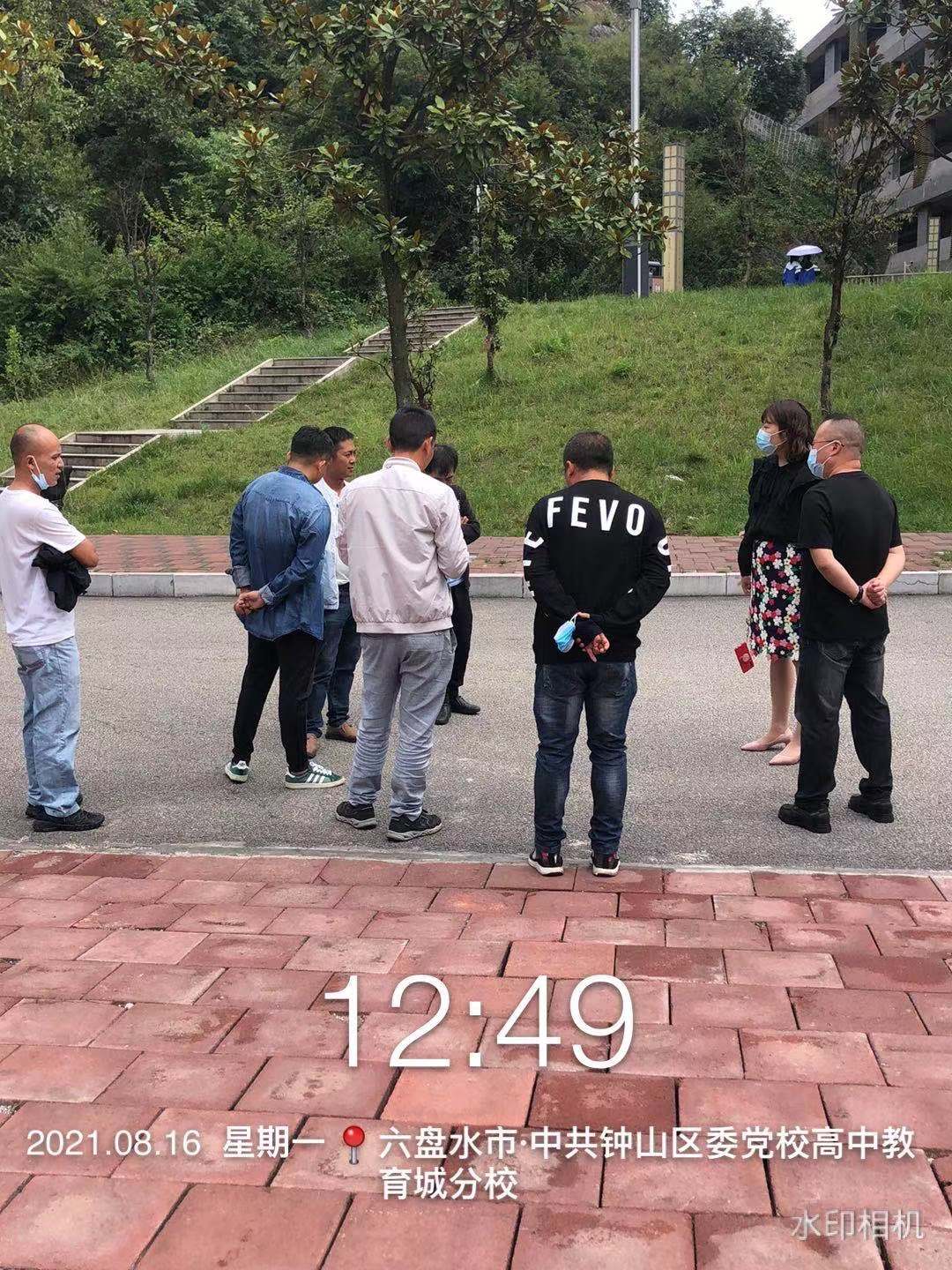 馬總在高中城四中現場組織旭峰物業管理人員開會，安排部署下一步工作